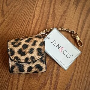 Jen & Co NWT EarPod Case Keychain Leopard